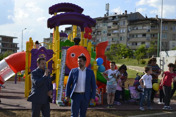 Даниел Панов и Андрей Новаков откриха новата детска площадка в квартал „Картала”