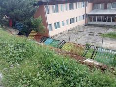 Пропадналата ограда край детска градина „Ивайло” ще бъде ремонт...