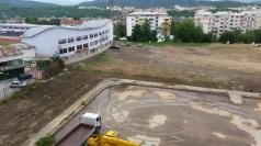 Теренът на бившата ледена пързалка е готов за изграждане на фут...