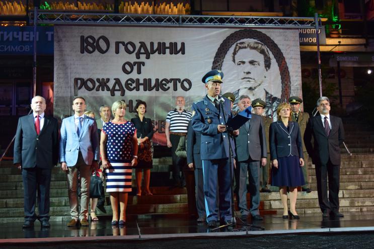 Областният управител проф. д-р Любомира Попова поднесе венец и букет пред паметника на Васил Левски