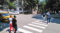 Маркират с надписи „Огледай се“ пешеходните пътеки във Велико Т...