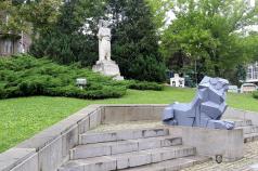 Скулптура на лъв разполагат край паметника на Васил Левски във ...