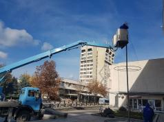 Слагат коледната елха пред Община Горна Оряховица