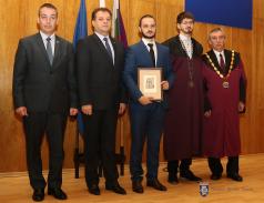 Кметът Даниел Панов връчи Академичната награда на Община Велико...