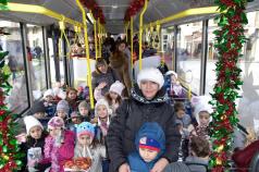 Приказен коледен автобус пътува във Велико Търново