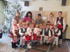 Усмихнати коледарчета поздравиха кмета д-р Гецова и лясковската...