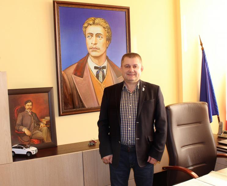 С тържествена заря, руйно вино и благословията на сурвакарите започна Новата 2018 г. в Стражица.