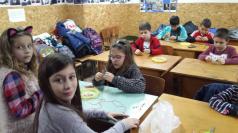 Традиционни мартеници изработиха деца за всеки побратимен град ...