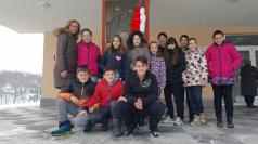 Петокласници украсиха училищния вход с голяма мартеница