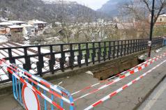 Обезопасен е пропадналият тротоар над разкопките  в манастирски...