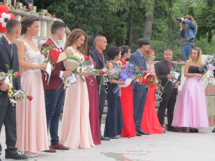 На 24 май Лясковец празнува с шествие и концерт, на следващия ден дефилират абитуриентите