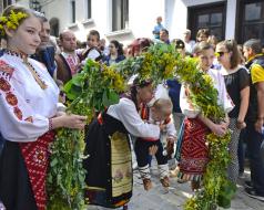 Стотици великотърновци посрещнаха Еньовден на Самоводската чарш...