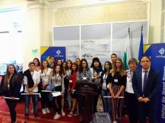 Ученици от СУ „Георги Измирлиев“ посетиха Парламента на Републи...