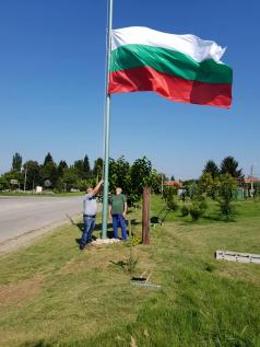 13-метров пилон с българското знаме монтираха в центъра на Първ...