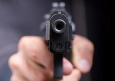 Мъж насочи пистолет към полицейски служители в Стражица