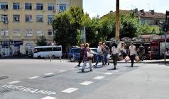Подновяват маркировката на пешеходните пътеки във Велико Търнов...
