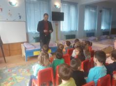 Общинският съветник Георги Недев чете приказки на малчугани от ...