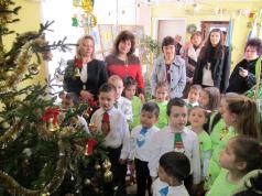 Лясковски деца украсяваха елха заедно с кмета и с директора на ...