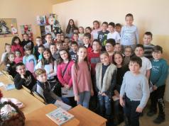 Ученици от ОУ „Иван Вазов“ си пожелаха „Весела Коледа“ на 35 ез...