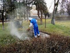 Достойни лясковчани безвъзмездно почистиха паметниците на Никол...