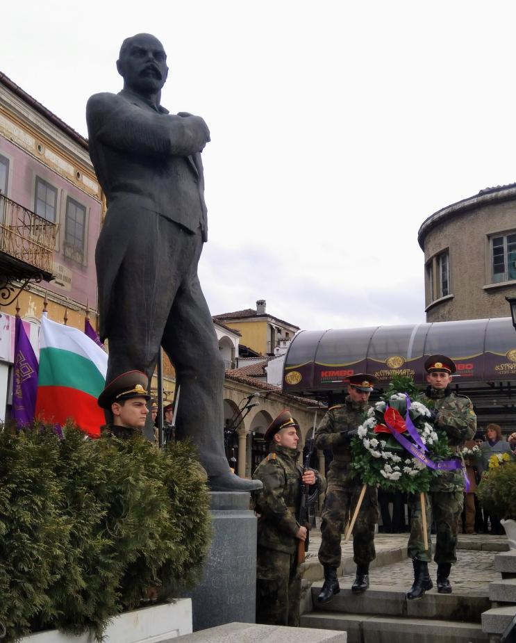 С военен ритуал отбелязаха 165-годишнината от рождението на големия български държавник Стефан Стамболов