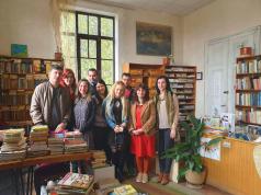 570 детски книжки подариха Ротаракт и великотърновци на библиот...