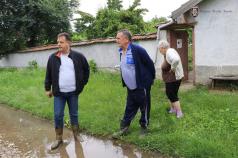 Продължава отводняването на дворове в Хотница, Даниел Панов рък...