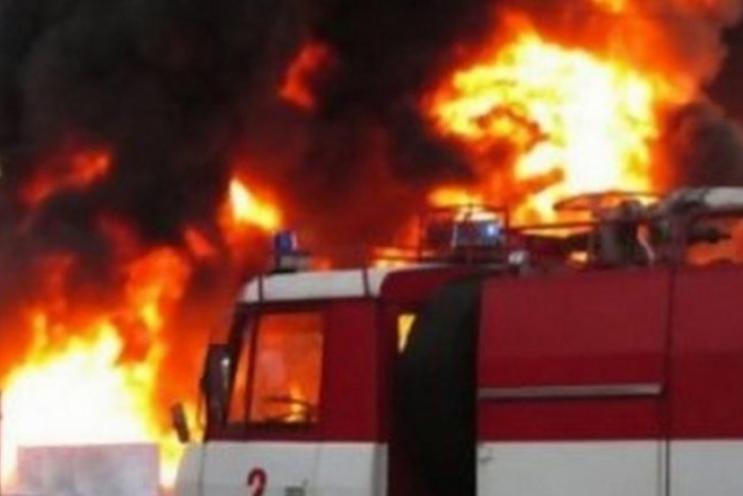Разследват пожар на товарни автомобили в база в Ново село