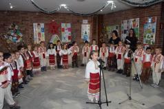 Изложба на коледни картички и сурвакници подредиха децата от Го...