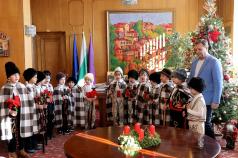 Коледарчета изненадаха кмета Даниел Панов и пожелаха здраве на ...