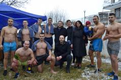 Любител на спорта извади Богоявленския кръст от река Янтра в по...