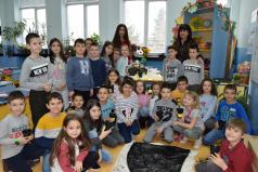 Кмет и ученици засяха гора в класната стая