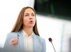 Ева Майдел: Кой е с нас в тази криза?