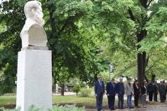 С поднасяне на венци и цветя отбелязаха 2 юни в Горна Оряховица