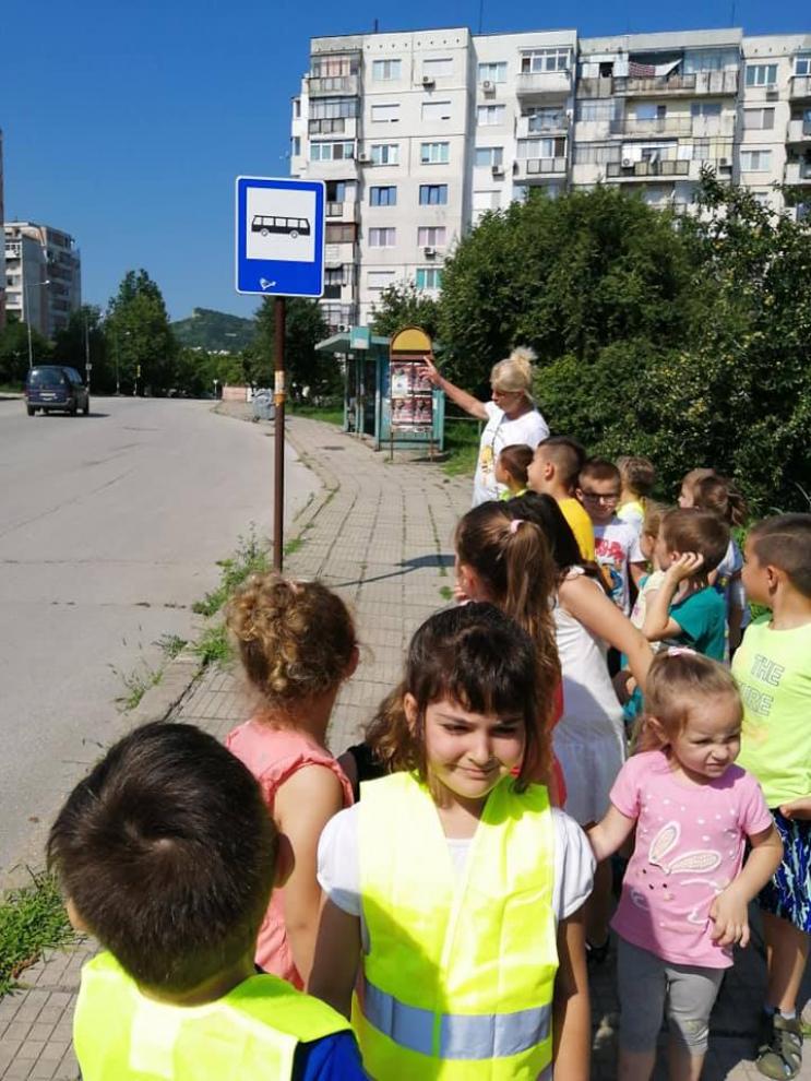 Деца от ДГ „Ален мак” отбелязаха Деня на безопасността на движение по пътищата 