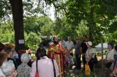 Десетки миряни изпълниха двора на манастир Св. пророк Илия за...