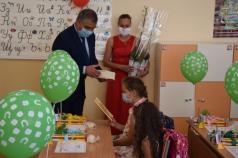 С обновени класни стаи посрещат училищата своите ученици в Елен...