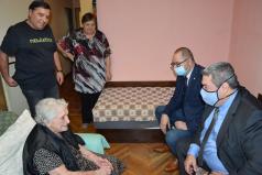 Две столетнички днес приветстваха общинската управа в дома си