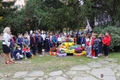 Деца от великотърновско училище създадоха цветен кът от стари а...