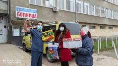 Деца от Първомайци изненадаха персонала на МБАЛ Свети Иван Рил...