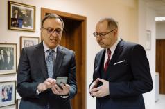 Президентът Петър Стоянов застава до Димитър Николов