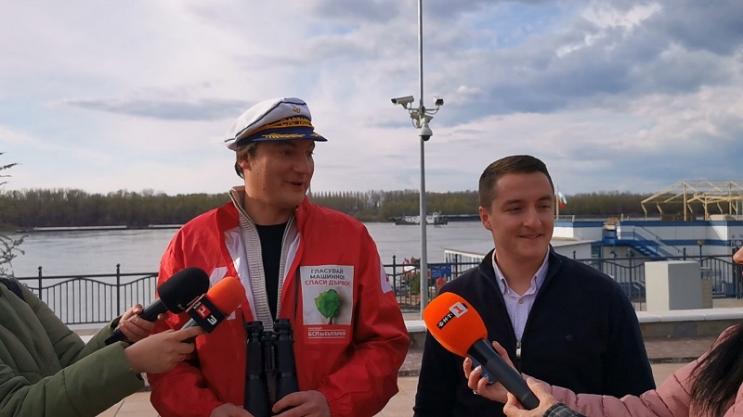 Явор Божанков пое вахтата на „Лодката на Свободата“