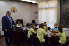 Второкласници от СУ „Георги Измирлиев“ гостуваха на кмета инж. ...