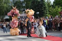 Абитуриенти от 4 училища дефилираха по червения килим вчера в Г...