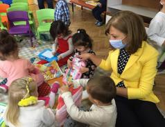 Детска млечна кухня във Велико Търново зарадва с подаръци над 6...