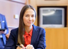 Евродепутатът Ева Майдел се срещна с младшите посланици на ЕП о...