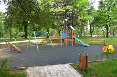 Ще подменят повредени детски съоръжения в парковете в Горна Оря...
