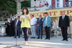 С връчване на много награди, с музика, танци и светлинен спекта...