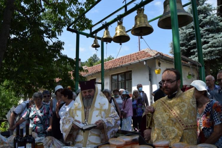 Десетки миряни дойдоха в манастир „Св. Пророк Илия“ за храмовия празник на светата обител