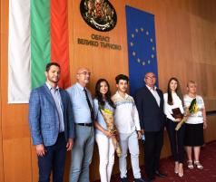 Областният управител връчи Национални дипломи на трима отличниц...